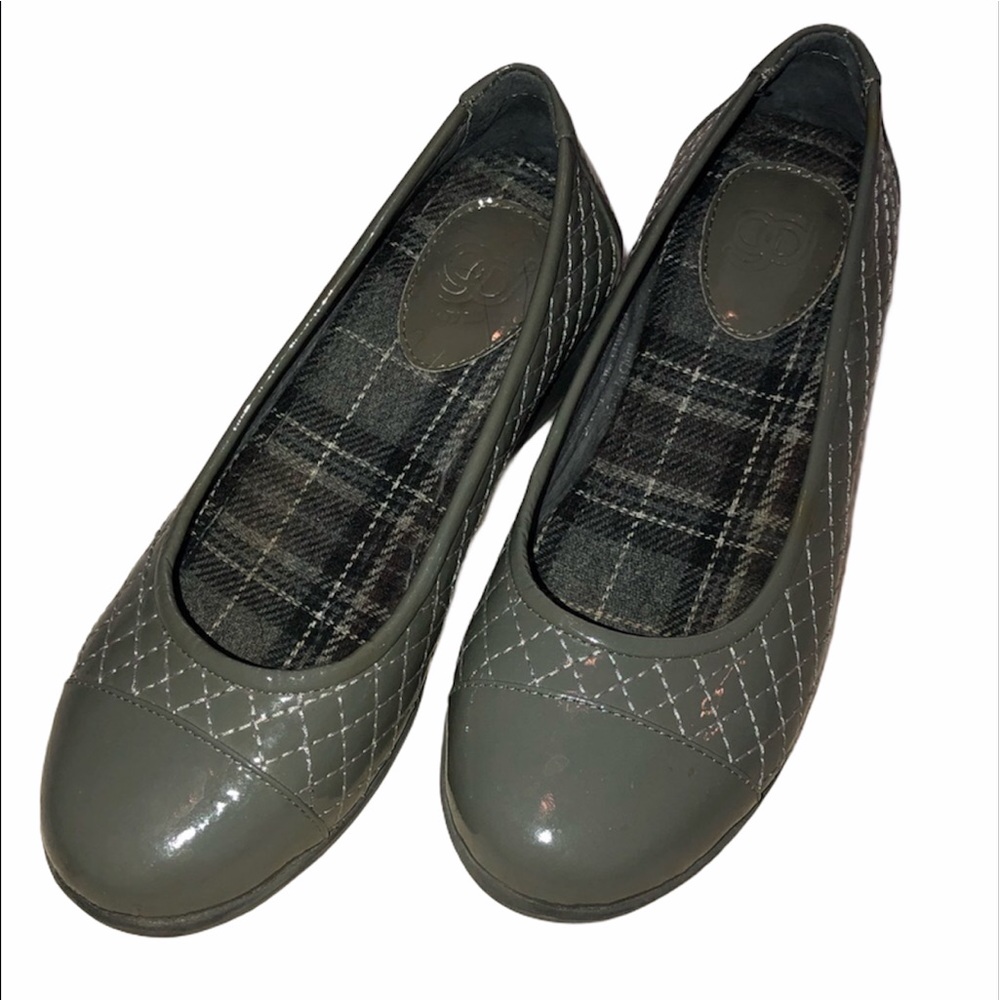 NWOT Gravity Defyer Green Leather Flats Size 7